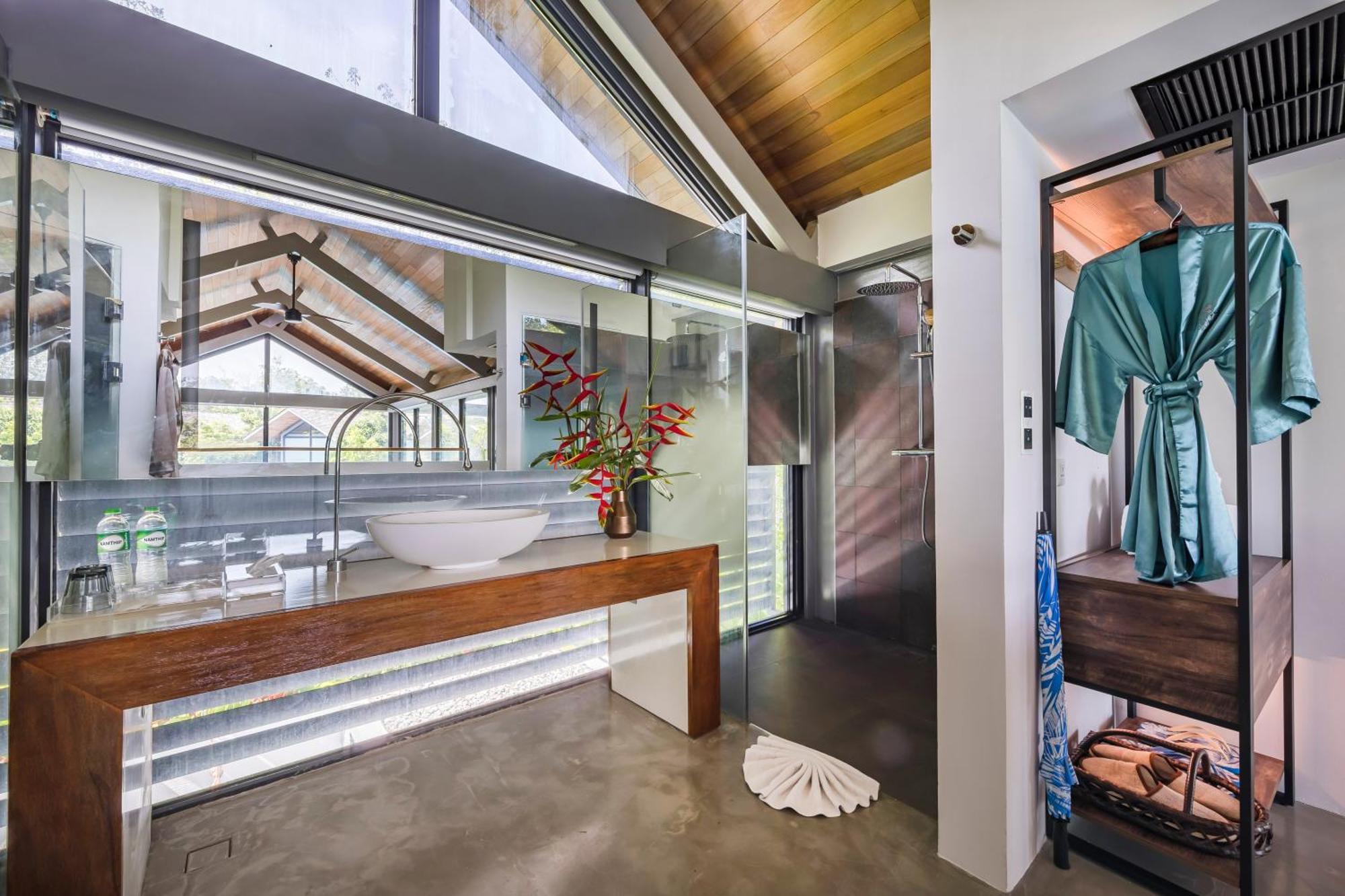 Hotel Island Escape Burasari à Phuket Extérieur photo Bathroom